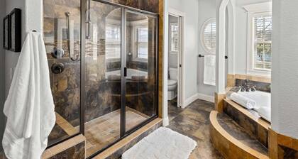 Lakefront Oasis: Hot Tub, Kayaks, & Game Room