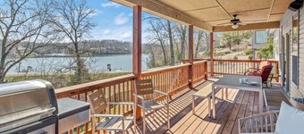 Lakefront Oasis: Hot Tub, Kayaks, & Game Room