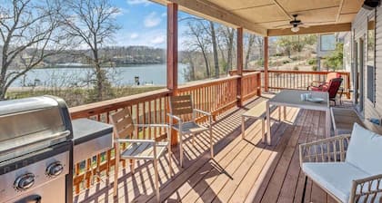Lakefront Oasis: Hot Tub, Kayaks, & Game Room