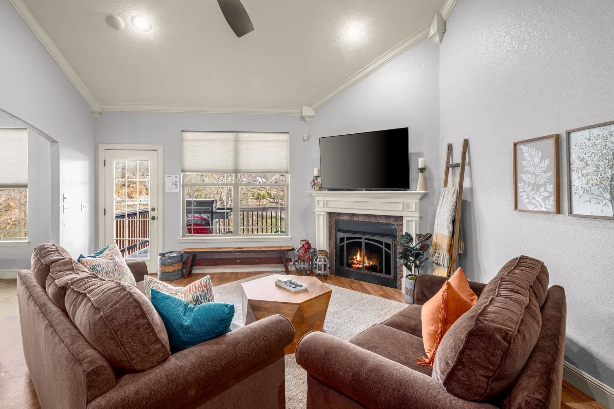 Una televisión, una chimenea, videojuegos, un futbolín