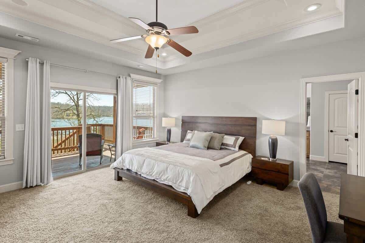 6 dormitorios, escritorio, tabla de planchar con plancha y cuna de viaje