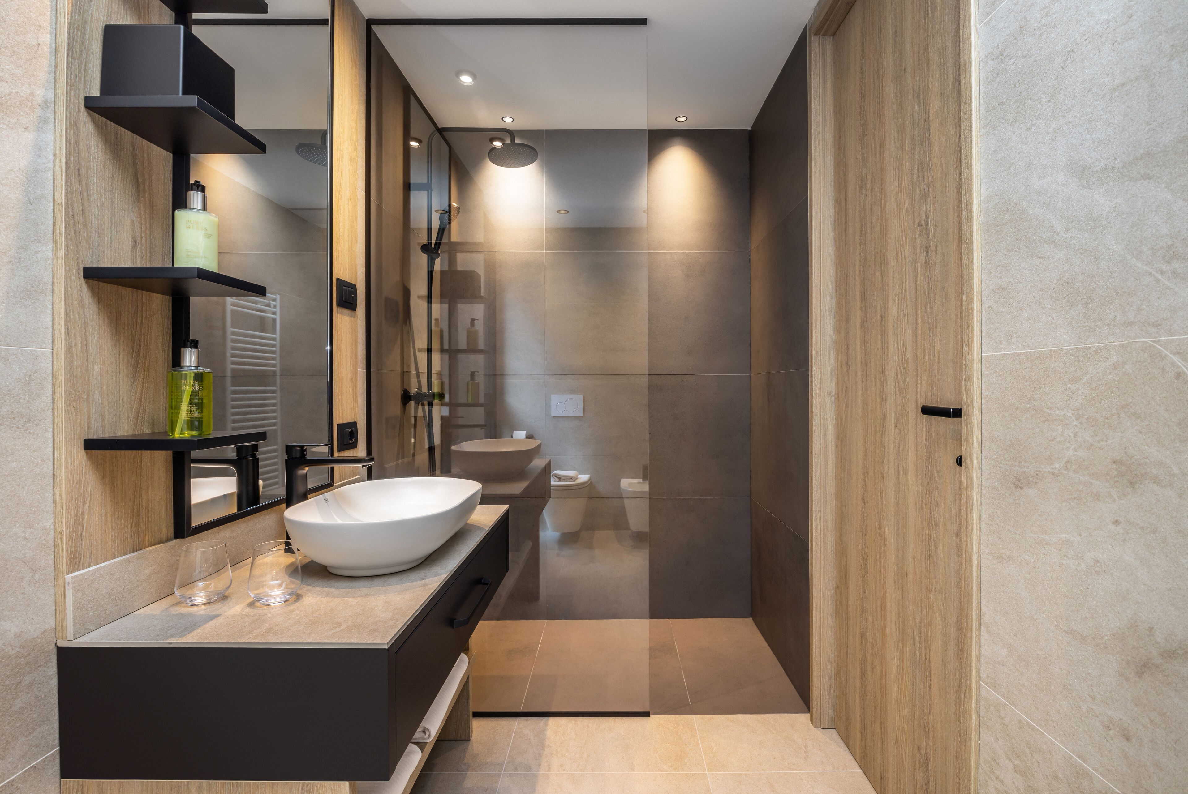 Dolce Vita Family Suite | Bagno | Doccia, soffione a pioggia, asciugacapelli, accappatoio