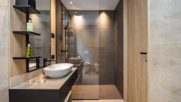 Dolce Vita Family Suite | Bathroom | Shower, rainfall showerhead, hair dryer, bathrobes