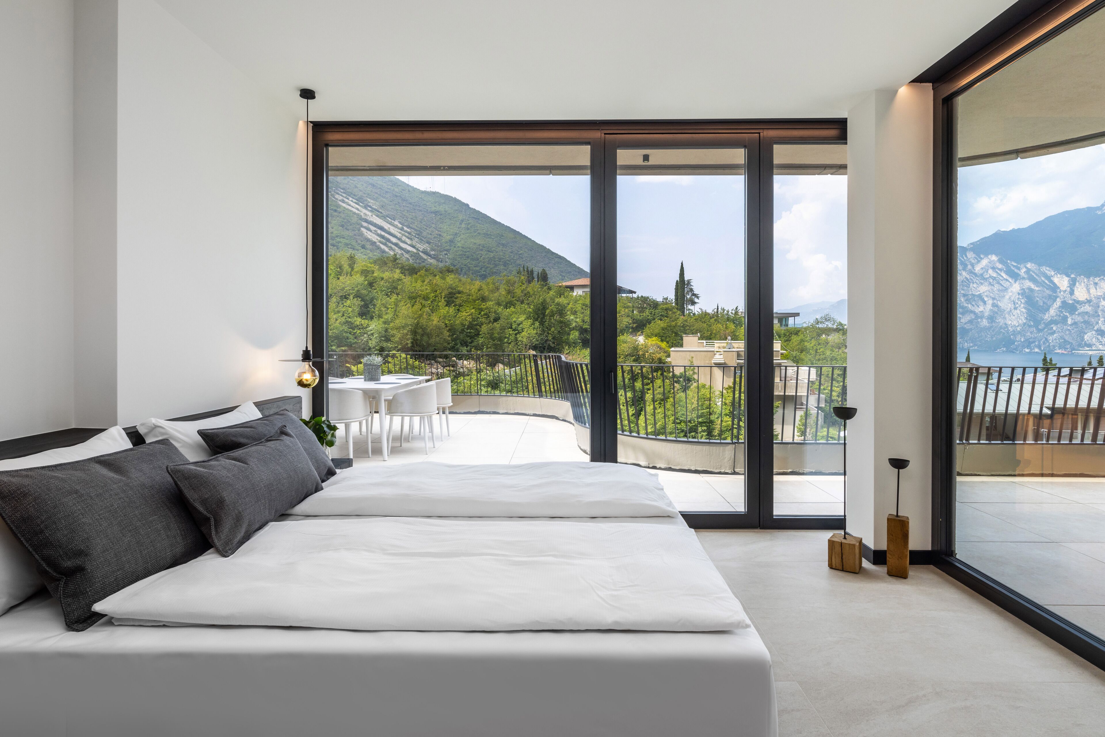 Suite Familiale, terrasse, vue lac | Minibar, coffres-forts dans les chambres, bureau