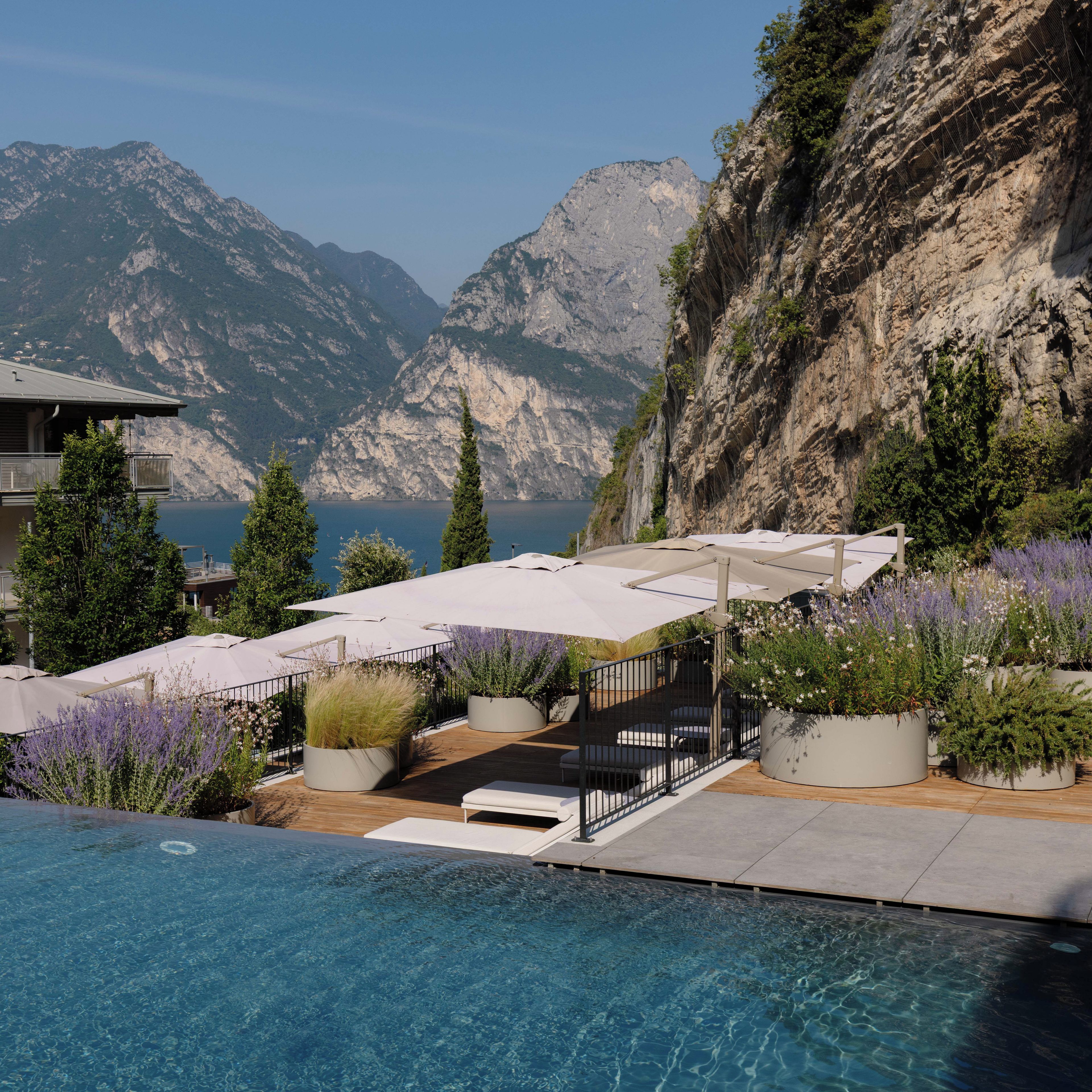 Un espace piscine offrant une vue sur les montagnes et un ciel dégagé.