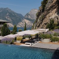 Zona de piscina con vistas a montañas y cielo despejado.