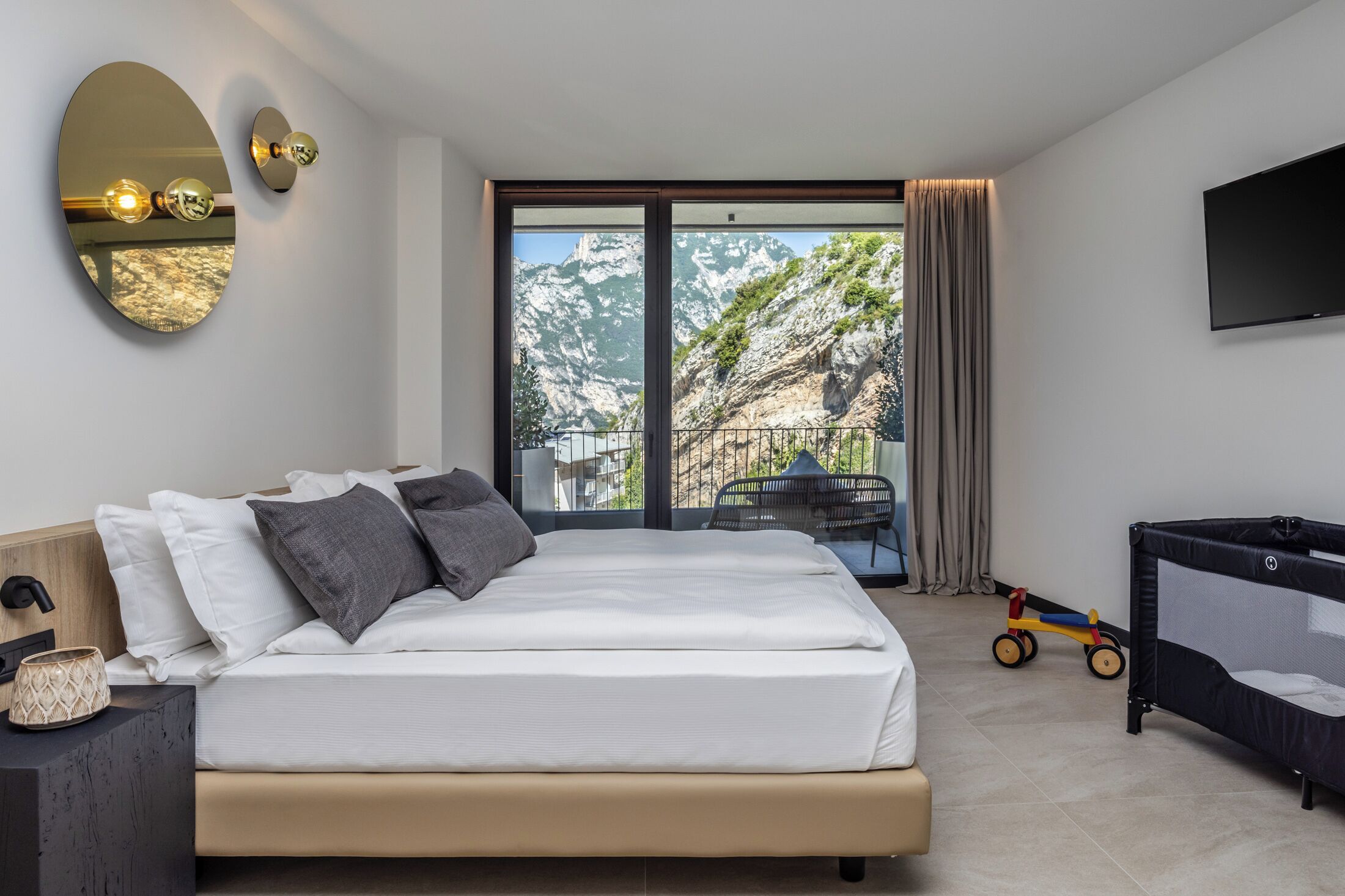 Habitación, vista a la montaña | Minibar, caja de seguridad en la habitación y escritorio 