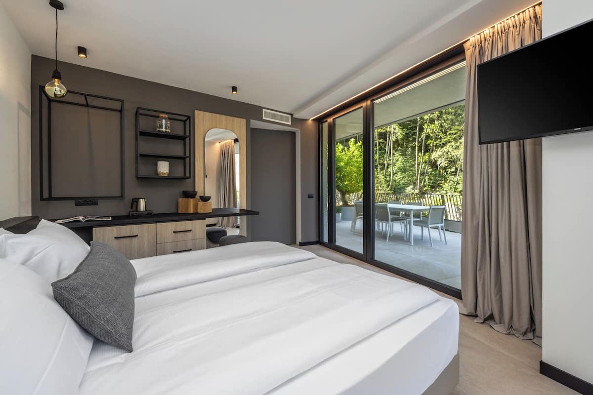 Minibar, caja de seguridad en la habitación y escritorio