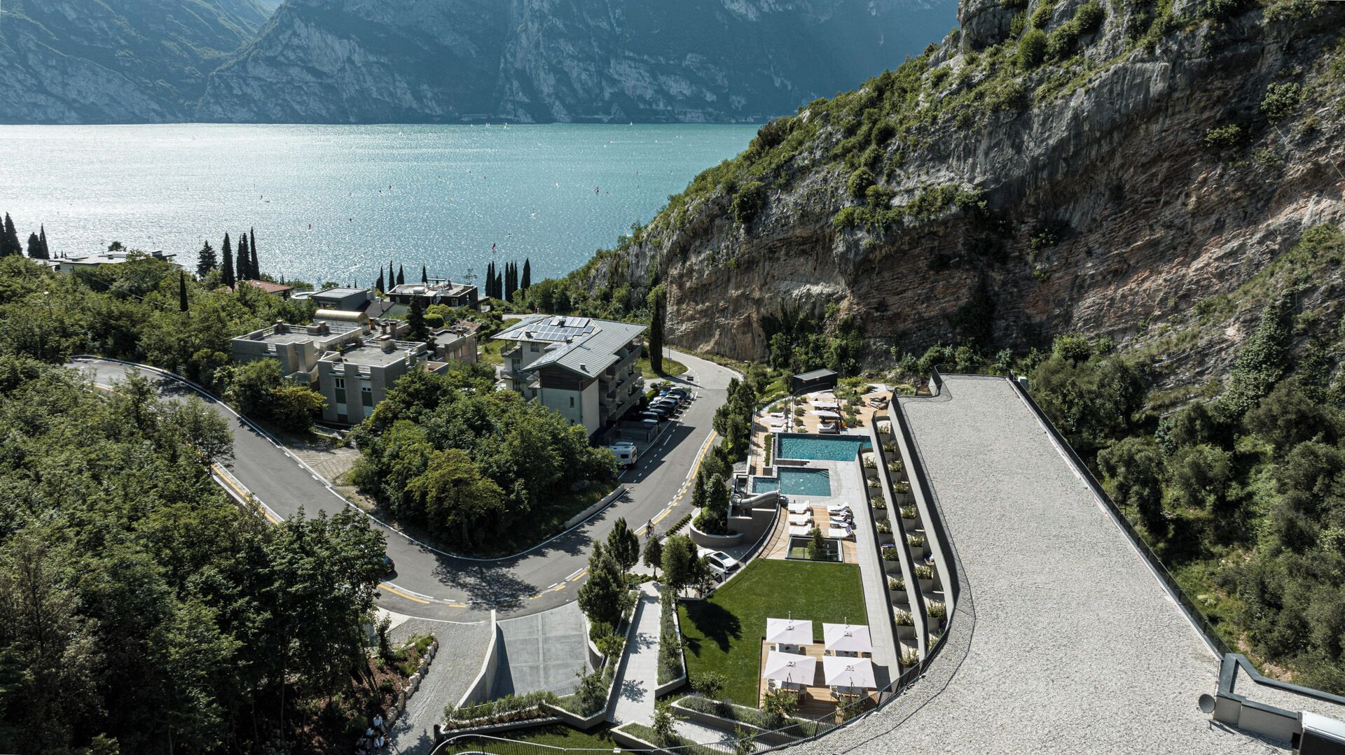 Ein Resort mit Pool, Gästezimmern und Seeblick.