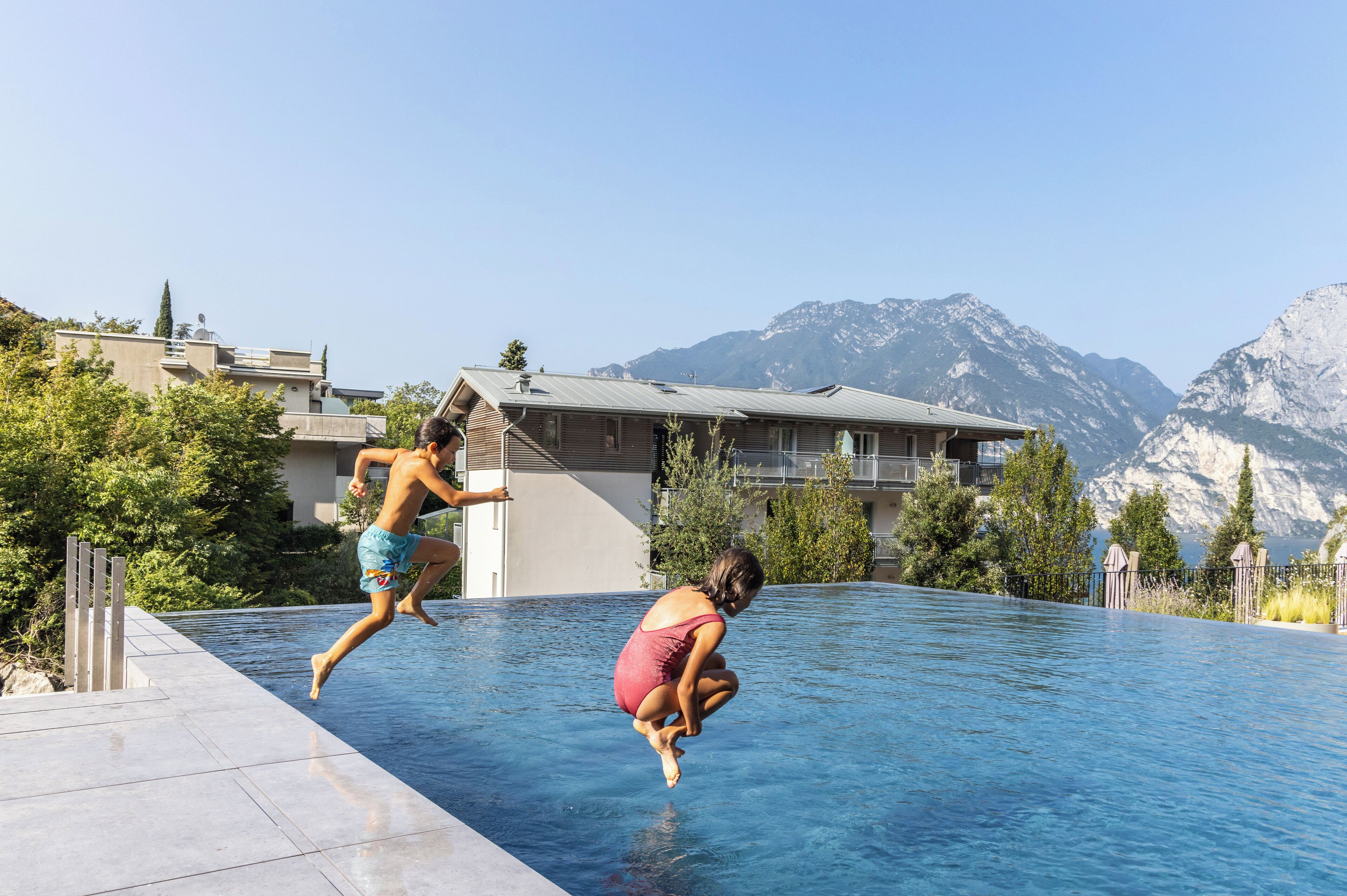 Innendørsbasseng,2 utendørsbassenger, bassengparasoller og solsenger