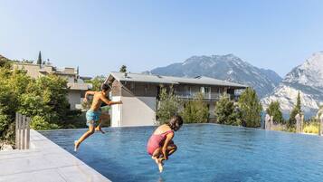 Piscina coperta, 2 piscine all'aperto, ombrelloni da piscina, lettini