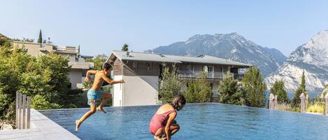 Alberca techada, 2 albercas al aire libre y sombrillas en la alberca