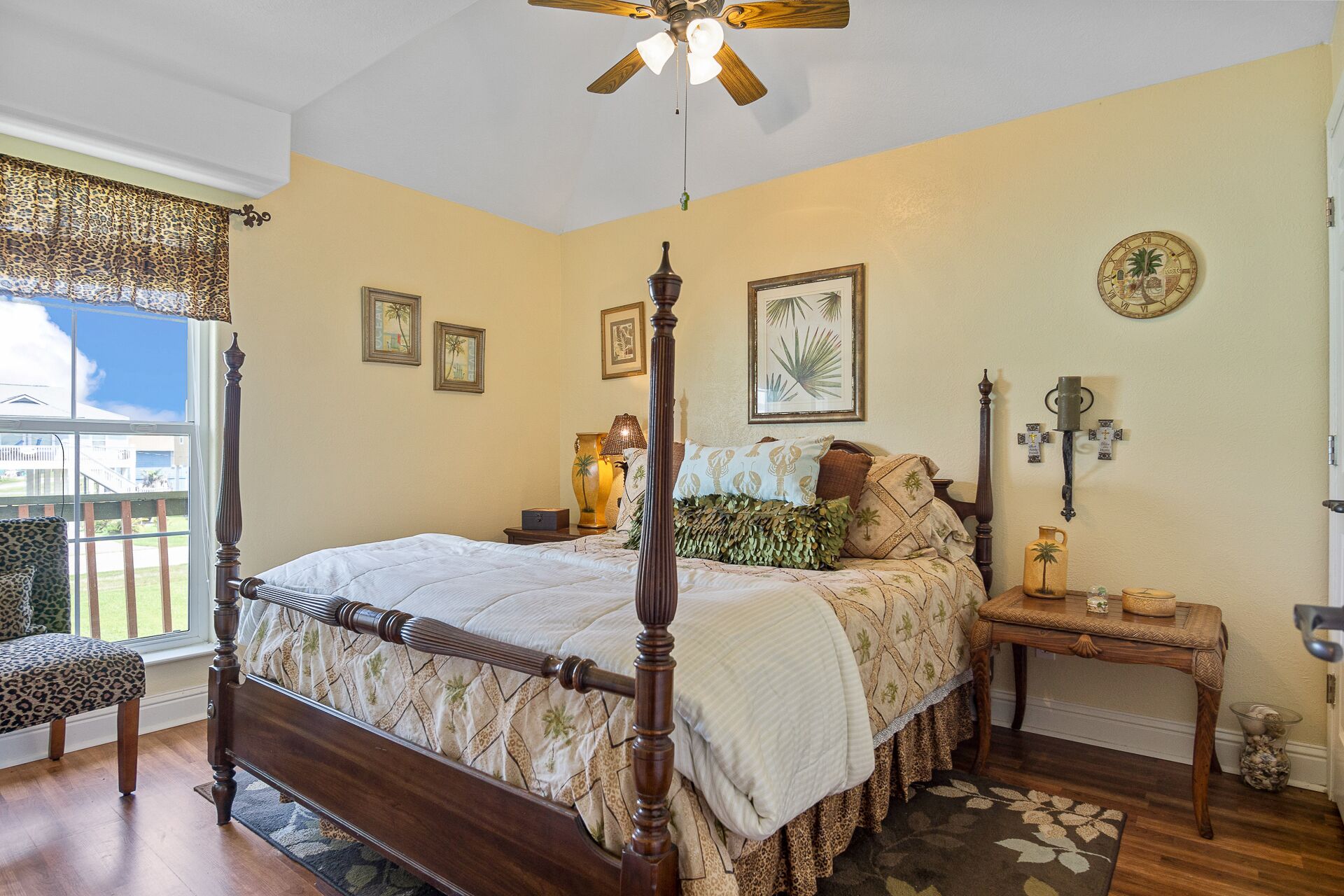 4 bed, 2 bath, sleeps 8!