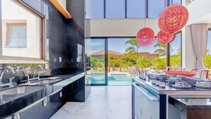 Chalet | Dapur pribadi | Lemari es dan peralatan masak/sendok-piring