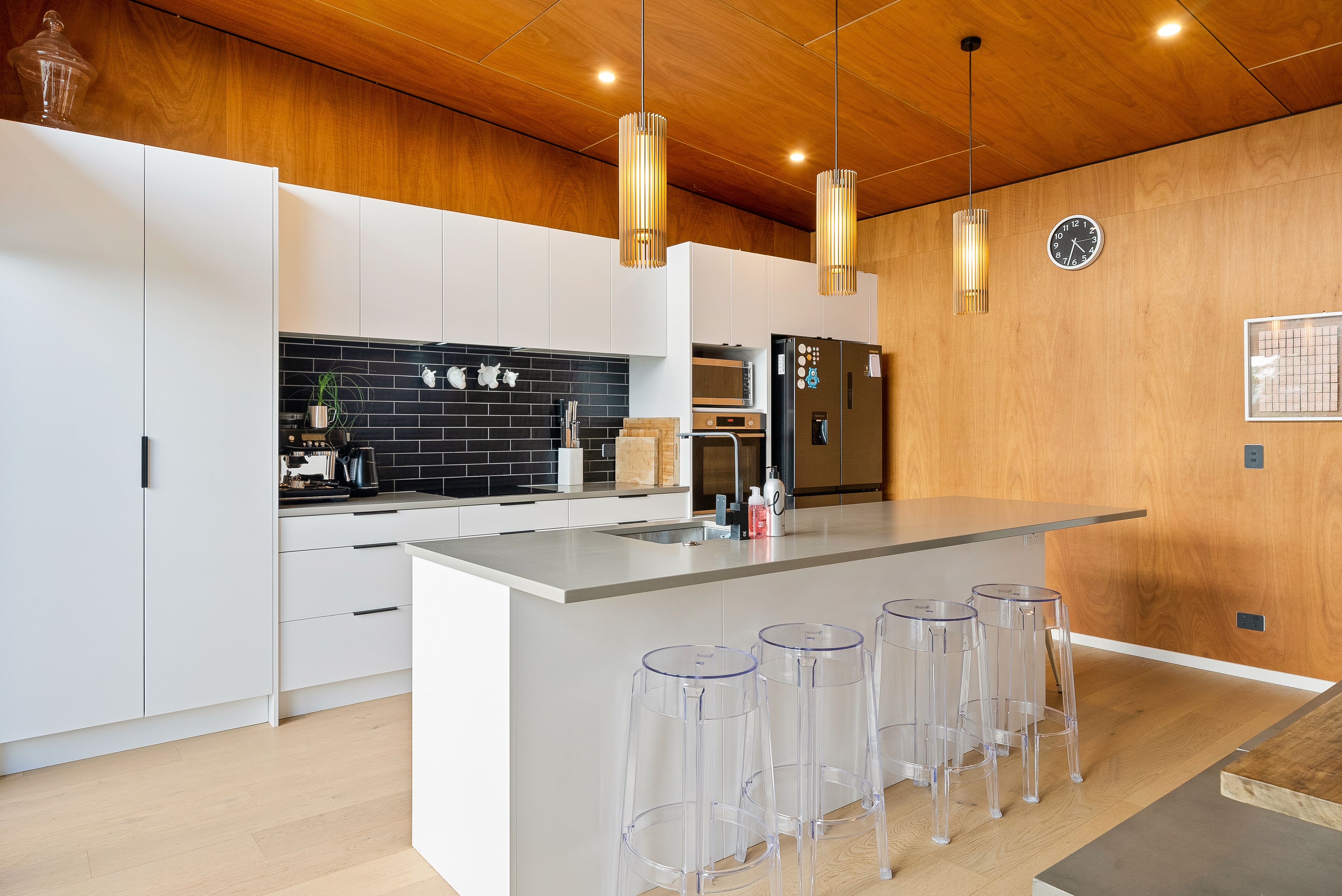 Refrigerador, microondas, lavavajillas y cafetera y tetera 