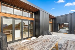 Outdoor dining - Beachside Sanctuary – Otaki Beach Holiday Home (Otaki Beach)