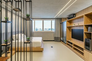 Ferros/tábuas de passar roupa, acesso à internet, roupa de cama