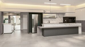 A modern kitchen with a marble countertop, stainless steel appliances, and a built-in oven. - 200m from Beiramar Shopping | WI-FI 100mb #CA43 (Florianópolis)