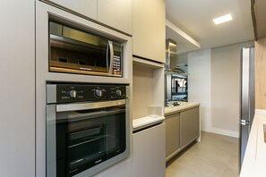 Geladeira, micro-ondas, fogão, cafeteira/chaleira