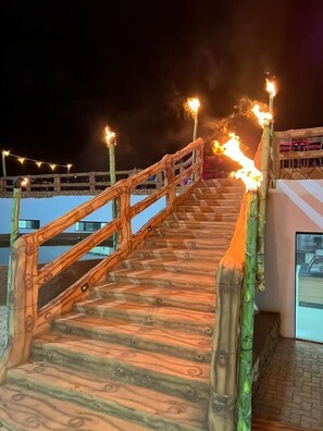 TV connectée de 32 pouces avec chaînes numériques, Netflix