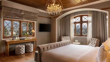 Minibar, caja de seguridad en la habitación y escritorio