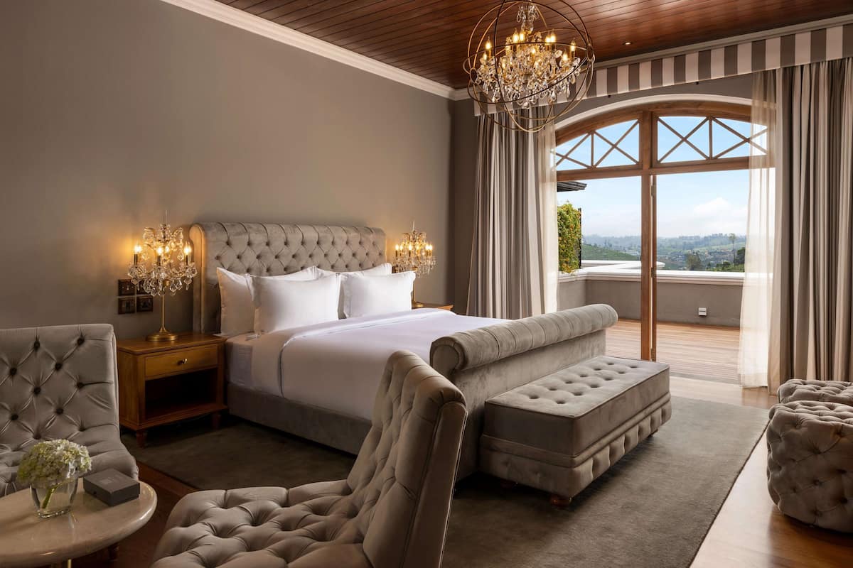 Luxury Double Room, 1 King Bed, Balcony, Mountain View