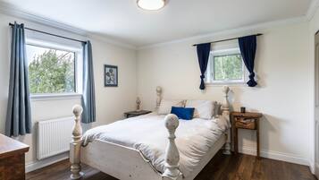 3 bedrooms, iron/ironing board, WiFi, bed sheets