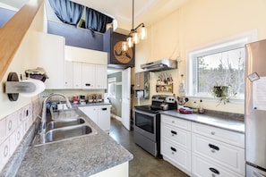 ثلاجة، ميكروويف، فرن، موقد طهي مسطح