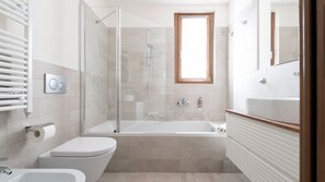 Badekar, hårføner, bidé og håndklær