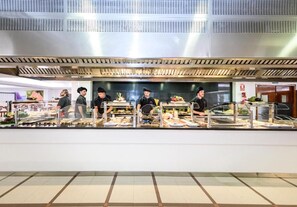 Una cocina moderna con electrodomésticos de acero inoxidable y una distribución limpia y ordenada.
