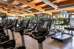 A gym with multiple treadmills, exercise bikes, and a variety of fitness equipment. - Estival Park Almaris (Vila-Seca)