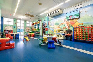 A brightly colored indoor play area with various toys and furniture. - Estival Park Almaris (Vila-Seca)