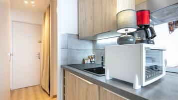 Réfrigérateur, micro-ondes, four, cafetiÚre/bouilloire