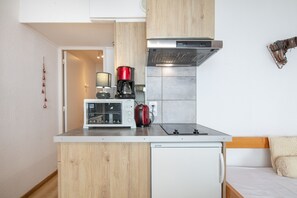 Een koelkast, een magnetron, een oven, een koffiezetapparaat/waterkoker