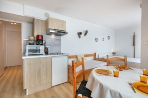 Fridge, microwave, oven, coffee/tea maker