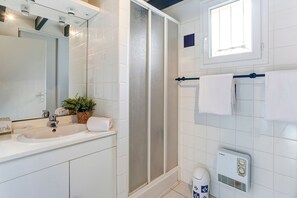 Toalettartikler (inkludert), hårføner og håndklær