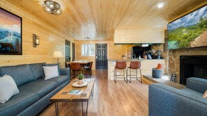 Televisio, takka, työhuone