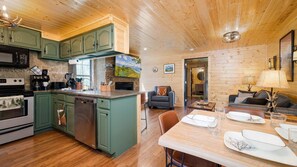 Fridge, microwave, oven, stovetop - Mountain Views at Dolly's Castle Unit 5 (Sevierville)
