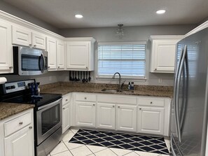 Fridge, microwave, oven, stovetop - Quiet neighborhood 10-15 minutes from the beach (Navarre)