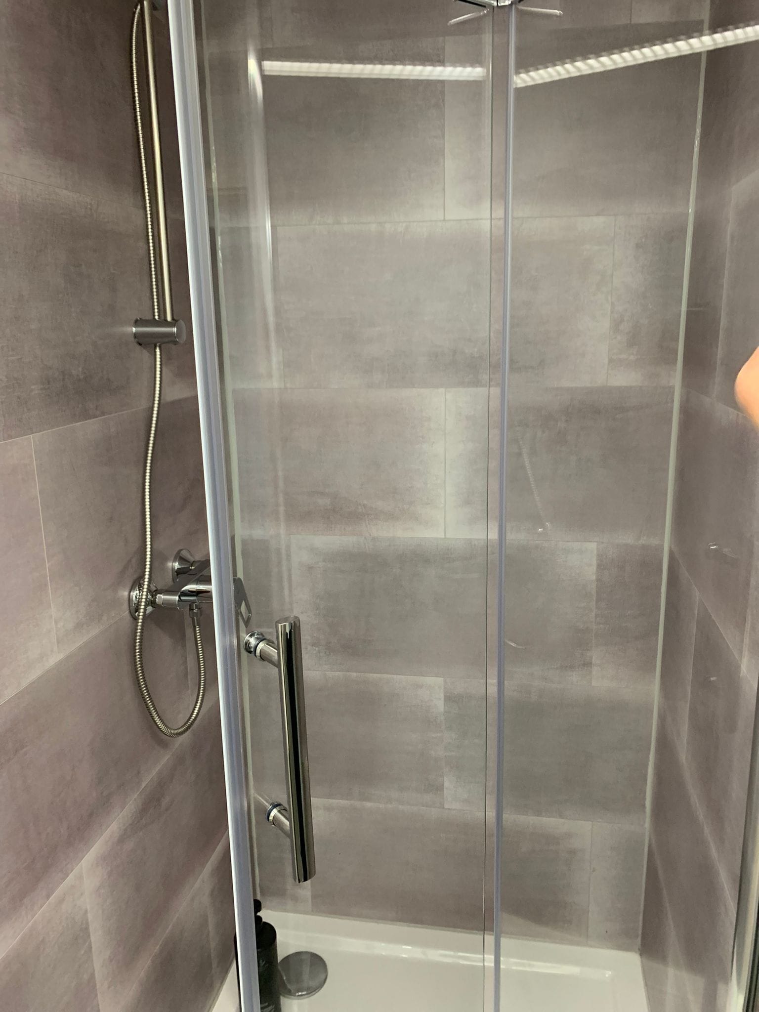 Een haardroger, handdoeken, zeep, shampoo