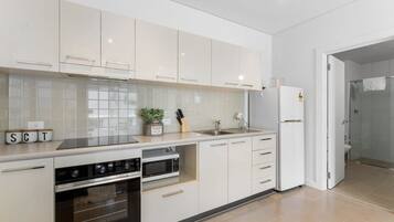 Refrigerador, microondas, horno y parrilla de estufa