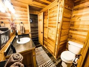 Regadera, secadora de cabello, toallas, jabón 