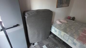 1 chambre, fer et planche Ă repasser