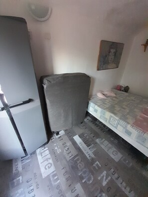 1 chambre, fer et planche à repasser