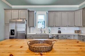 Fridge, microwave, oven, stovetop - Luxury home near beach with pool & bikes included - dog-friendly (Miramar Beach)