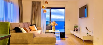 Modern villa with private pool, jacuzzi and amazing sea views!