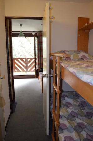 1 bedroom, travel cot, free WiFi, bed sheets