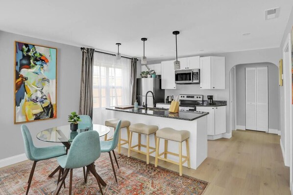 Fridge, coffee/tea maker, cookware/dishes/utensils - Luxury Apartment In Lakewood (Lakewood)