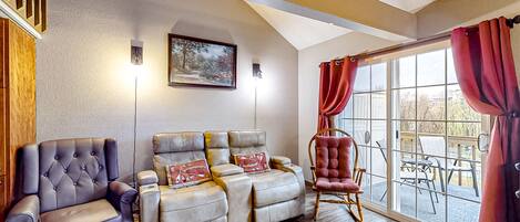 Een televisie en een open haard