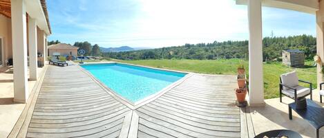 Utendørsbasseng og et oppvarmet basseng